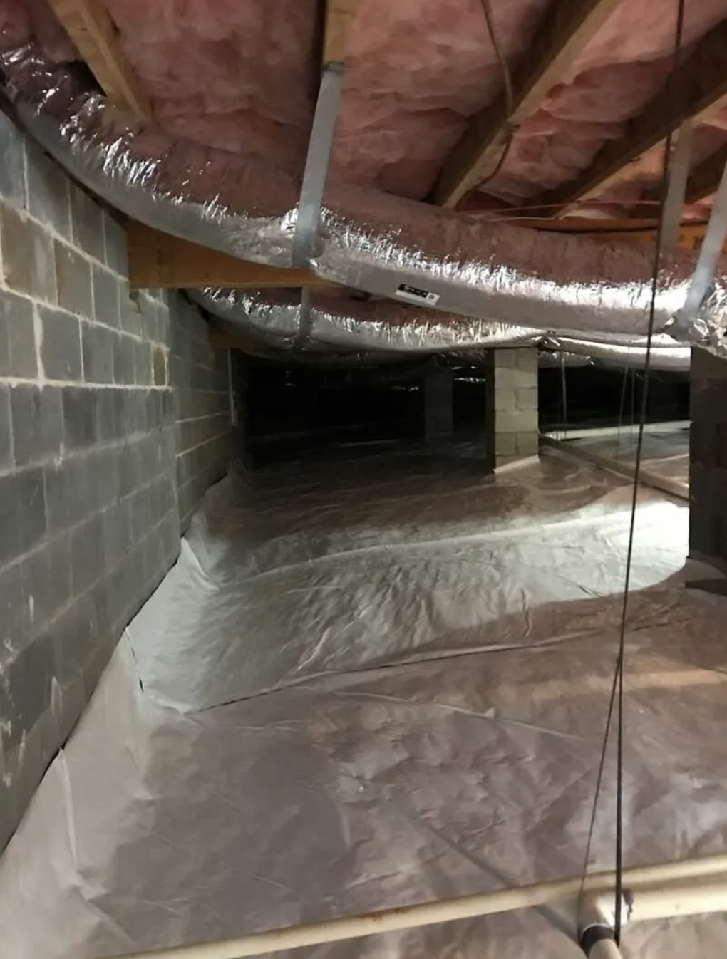 Encapsulated crawl space with insulated ductwork